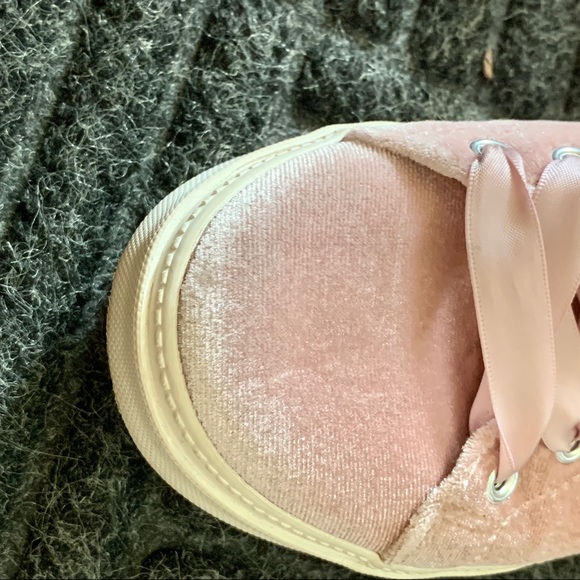HP🎉🎉 Gymboree Soft Pink Sneaker w/ Satin L… - Picture 9 of 15